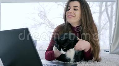 孤独的女人与家兽的闲情逸致用笔记本电脑上网